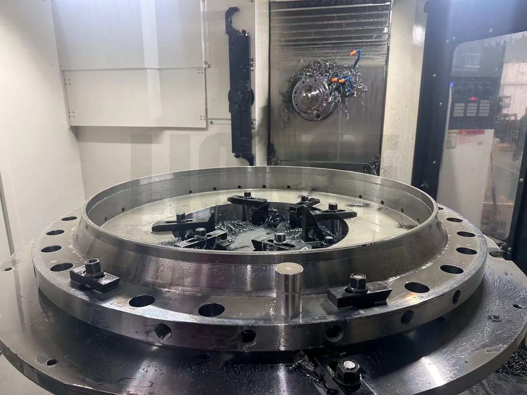 పెద్ద-వ్యాసం గల అంచులను డ్రిల్లింగ్ చేసేటప్పుడు రంధ్రం నిలువుత్వాన్ని ఎలా నిర్ధారించాలి?